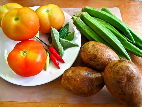 IMG_2087 Ingredients for cooking vegetarian curry : Potatoes , lady fingers ,tomatoes , curry leaves and chilli. 煮素咖哩材料