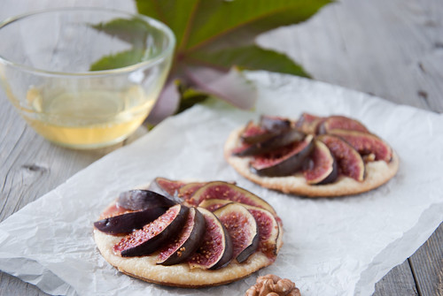 Puffs with figs, walnuts and honey