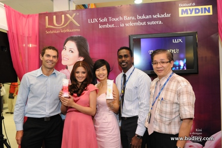 3. Group Pose Of Fazura, Mydin And Unilever During The Launch Of The Lux Soft And Smooth Range