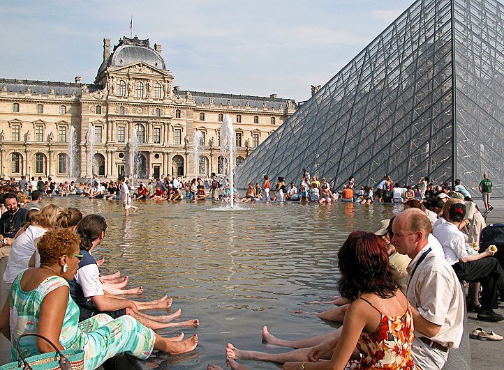 bassins de la cour carrée du Louvre pendant la canicule d'août 2003