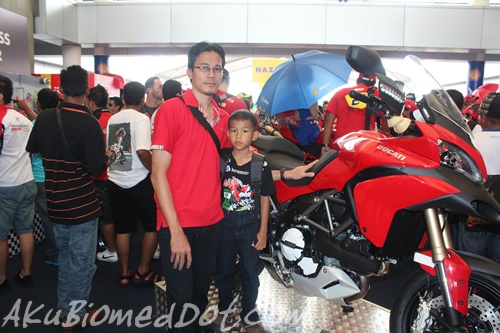 AkuBiomed dan abang Ngah bergambar bersama Ducati Multistrada