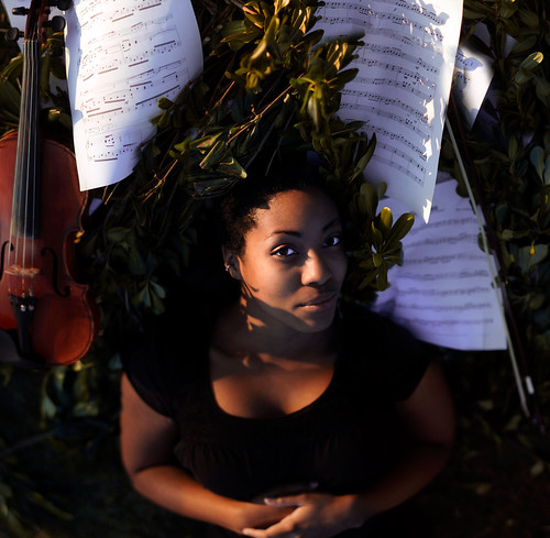 無料写真素材|人物|女性黒人|楽器|女性横たわる・寝転ぶ|バイオリン|音符・楽譜|音楽|アメリカ人