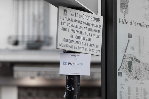 Le panneau de direction vers Paris-Web