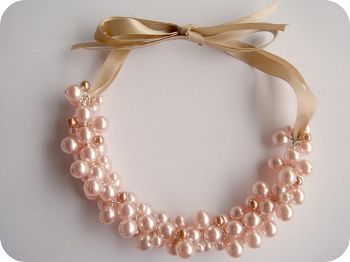 http://smittenkittende.blogspot.ca/2011/09/pearl-cluster-necklace-free-tutorial.html