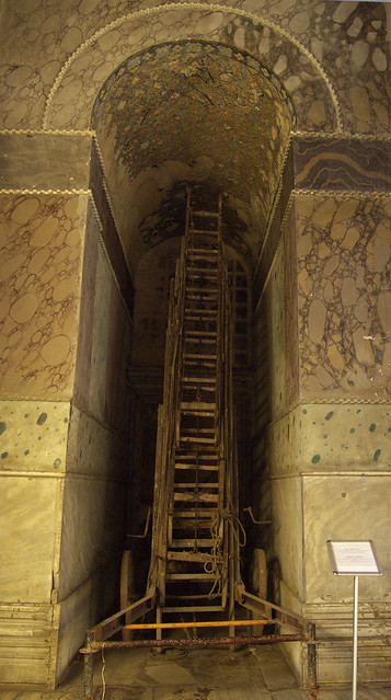 聖索菲亞教堂室內的木梯