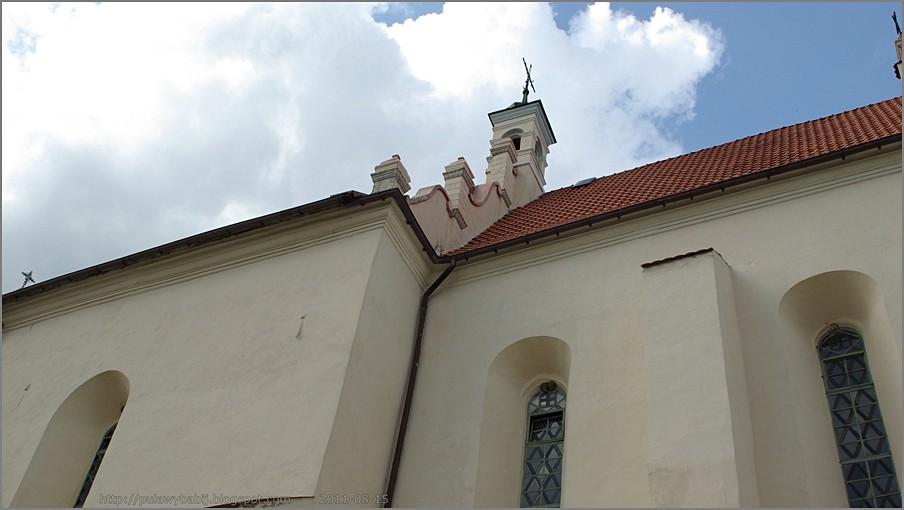 Janowiec Kościół widziany z ul.Kościelnej
