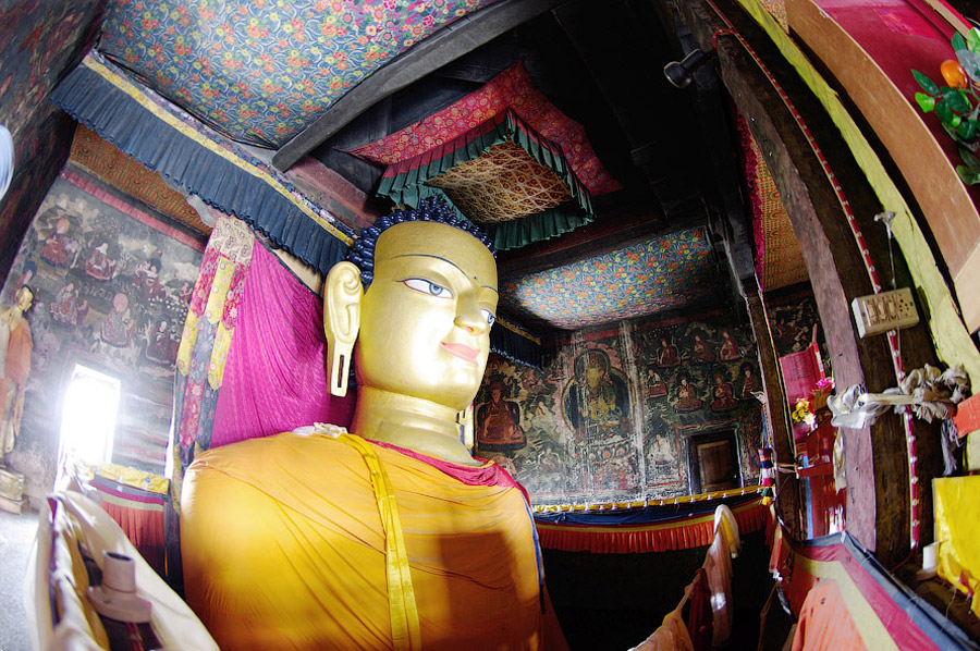 Статуя Будды Шакьямуни, самая большая золотая статуя в Ладакхе