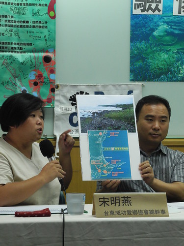 宋明燕（圖左）表示小小基翬海岸有3個開發案進行，質疑其合理性。