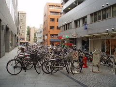 圖3 景觀污染--商圈附近違規停置之自行車輛，岡山市，日本