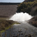 L'acqua di una diga esce fuori da un buco sotto terra (Dique Campo Alegre, Salta)
