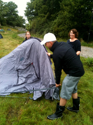 Sara, Henrik och Linda reser sitt tält