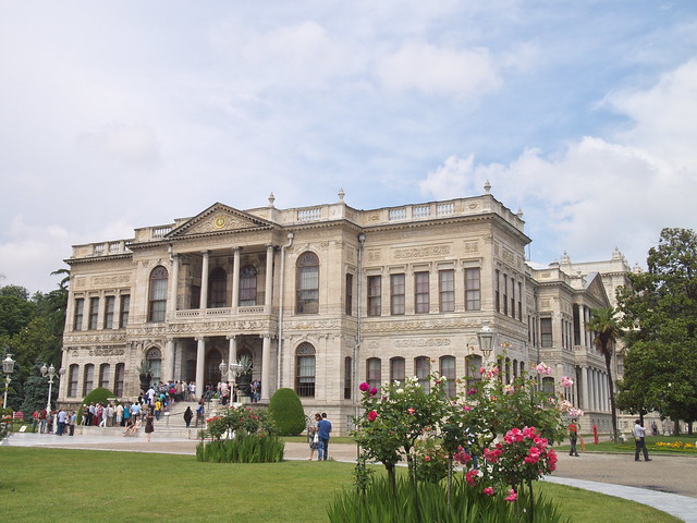 朵瑪巴切皇宮的主建築物