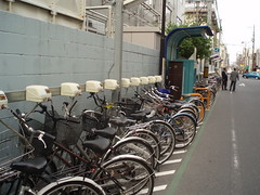 圖9車站旁道路自行車收費停車場使用情況，岡山市，日本 