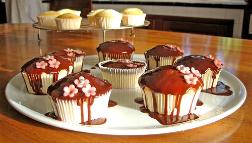 cupcake alla vaniglia nappati di ganache al cioccolato e decoro di marzapane by fugzu
