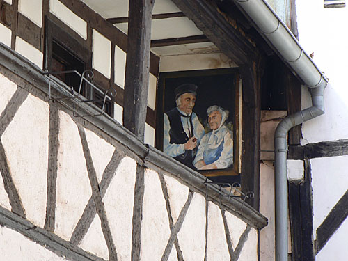 vieux alsaciens sur leur balcon.jpg