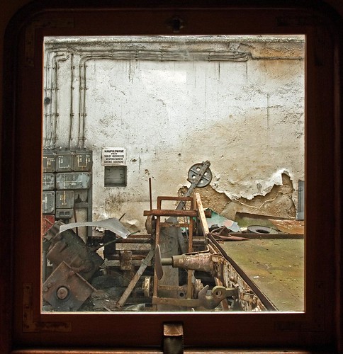 Widok z okna wagonu na graty w parowozowni