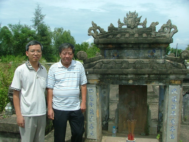 Ông Trương Quốc Bình- Thạc sĩ Trần Thành (Cục Di sản) trước lăng mộ Thượng thư Trương Công Hy