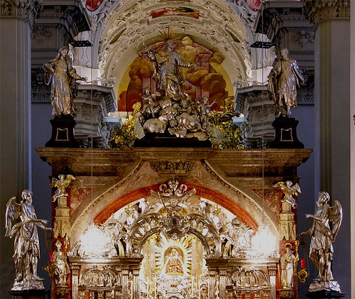 Imagenes detras del altar