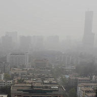 鳥瞰烏煙瘴氣的廣州市。圖片節錄自：衛報報導/Mike Clarke/AFP。