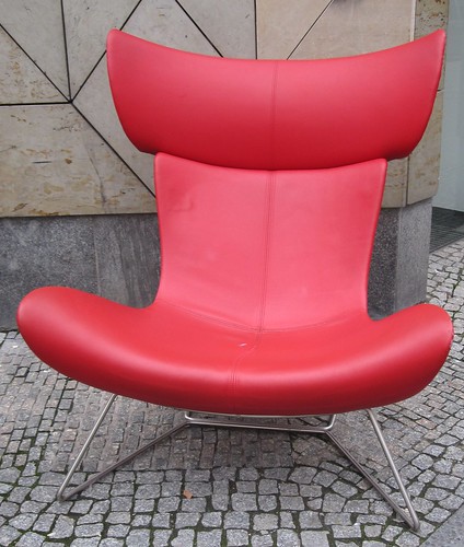 Punainen nojatuoli by Anna Amnell