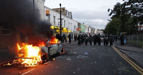 Police car set alight by working class youth in rebellion against the capitalist economic crisis in Britain. The government has ordered 16,000 cops on to the streets in London to put down the unrest. by Pan-African News Wire File Photos