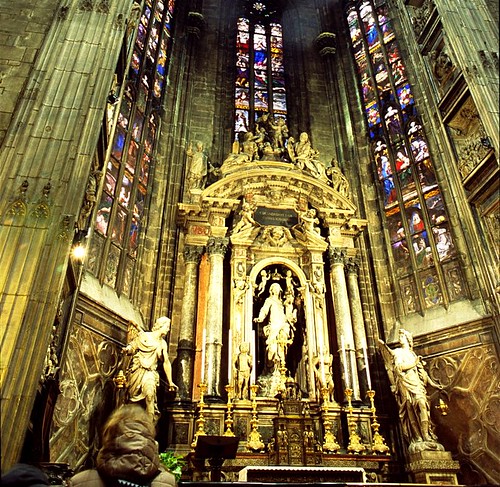 Altar lateral de la Virgen con el niño