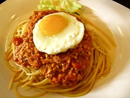 IMG_2521 Garlic Sauce Spaghetti top with fried egg