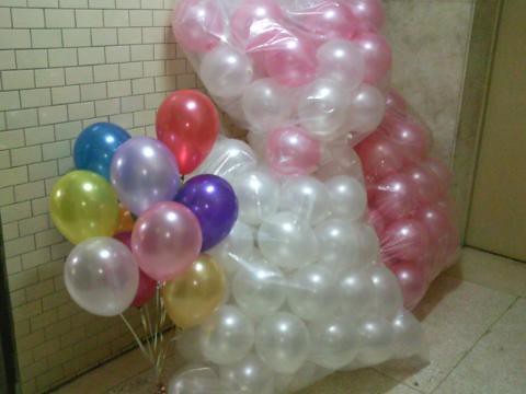 婚紗拍照氣球，地上氣球150顆(粉紅色，白色)，空飄氣球10顆(彩色) by 豆豆氣球材料屋 http://www.dod.com.tw