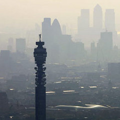 從倫敦BT塔四周望去，整個城市籠罩在煙霧之下。圖片節錄自；英國衛 報報導/ Mike Hewitt。
