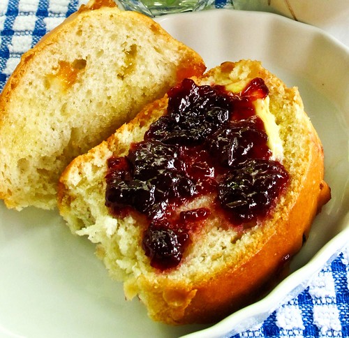 IMG_0416 Breakfast  : English Teacake with black cherry jam