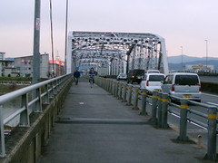 圖6 自行車與行人可安全使用的橋樑，京都市，日本