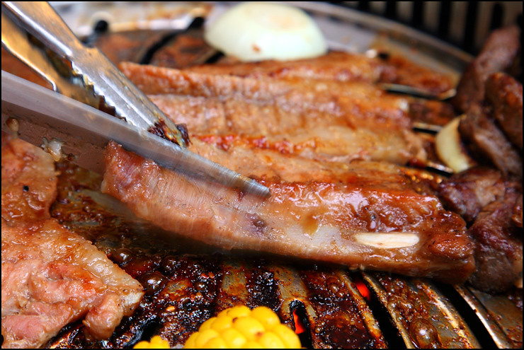 cutting-pork-ribs