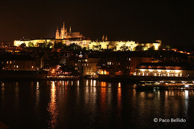 Vista nocturna de Hradcany desde el Puente de Carlos. © Paco Bellido, 2005