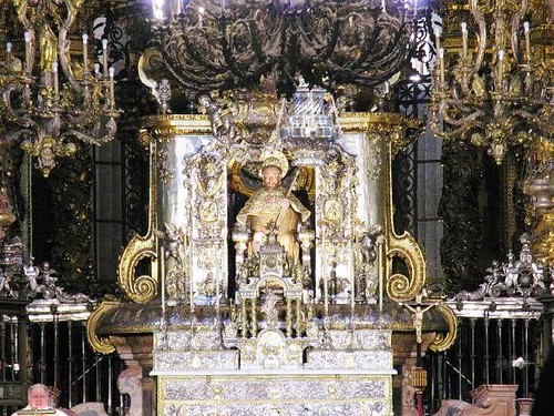Altar mayor de la Catedral con la tumba de Santiago debajo