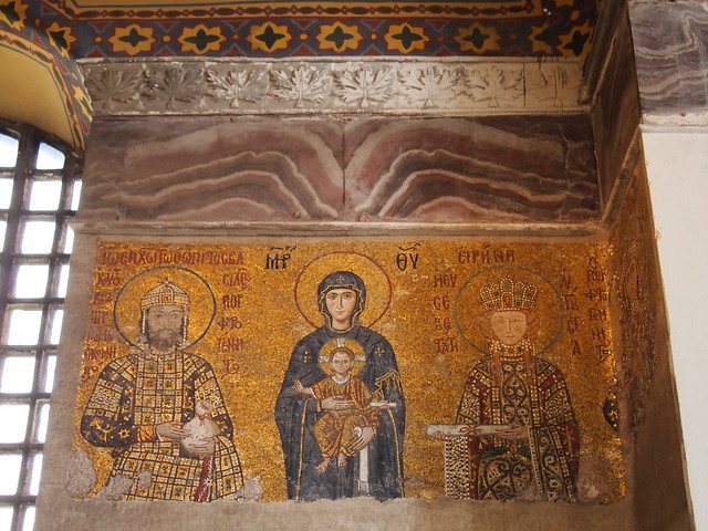 聖索菲亞教堂二樓迴廊的康奈諾斯皇帝夫婦與聖母子(Virgin Holding Christ, flanked by Emperor John II Comnenus and Empress Irene)