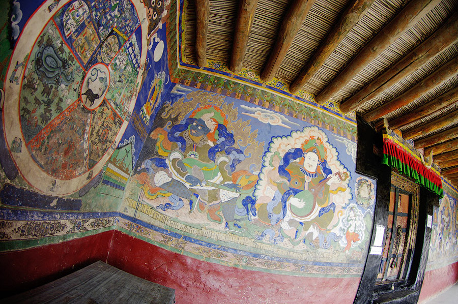 Стены внутри монастыря - монастыри Ладакха (Малого Тибета)