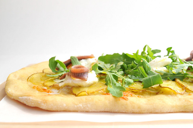 pizza branca com batata e anchova