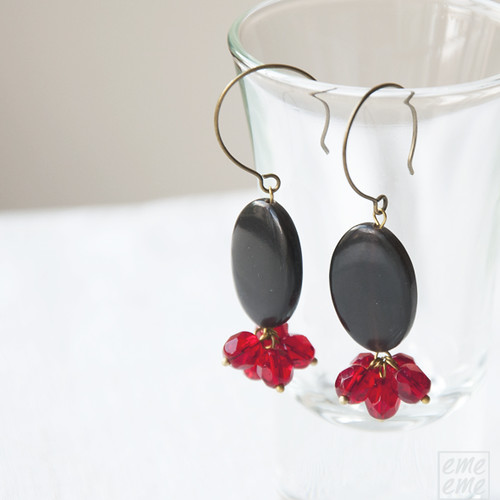 Earrings Oval black horn and faceted red 
glass beads