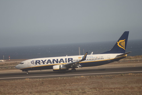 Ryanair 737-800 @ Tenerife Sur Airport