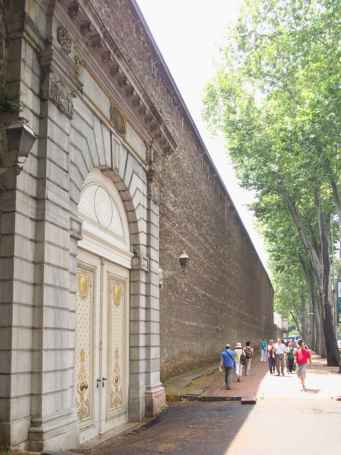 朵瑪巴切皇宮的高牆