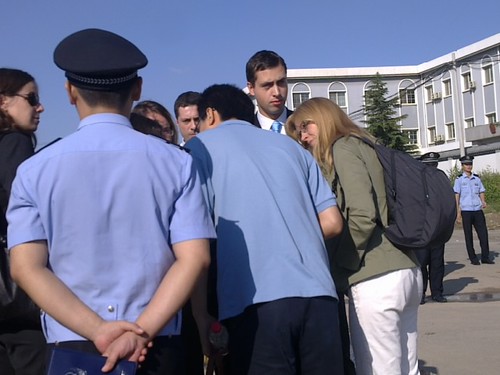 欧盟使馆人员5人被挡在外面