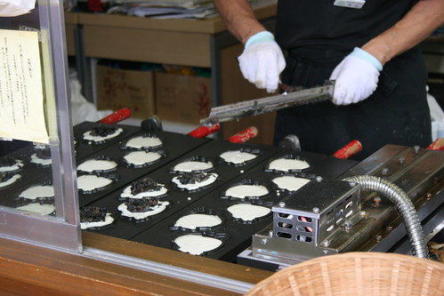 Making tengu taiyaki