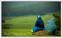 広大な草原を背景に座る二人の女性