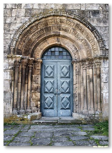 Portal principal da igreja de Paderne by VRfoto