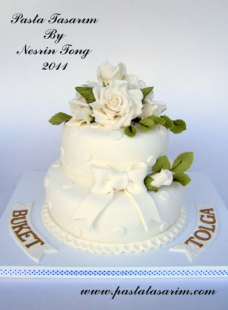    ROSES WEDDING CAKE 