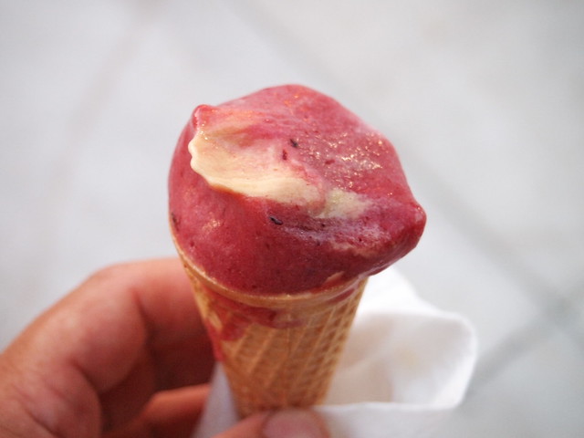 櫻桃口味與花生口味的冰淇淋
