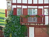 Ainhoa, Pyrénées Atlantiques: plumbago et balcon fleuri