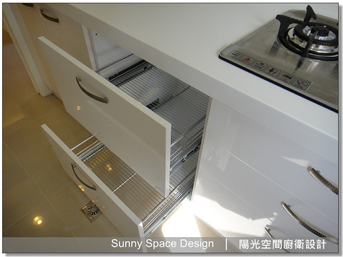 廚具工廠-新莊龍安路江設計一字型廚具：拉籃五金-陽光空間廚衛設計