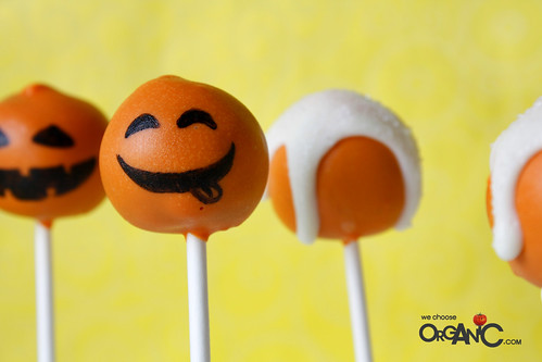 Halloween Pumpkin Cake Pops by niner // We Choose Organic - sweet treats
