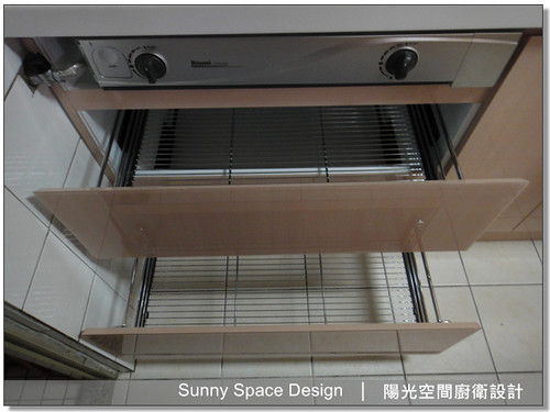 廚房設計-台北市信義路三段詹太太一字型廚具：爐下三邊拉籃-陽光空間廚衛設計